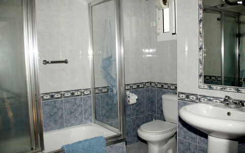 Apartamento Caracola: Armatur, Sinken, Spiegel, Eigentum, Zapfhahn, Bad Sink, Badezimmer, Pflanze, Badewanne, Dusche