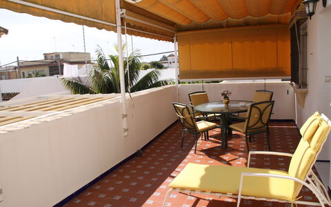Apartamento Caracola: Eigentum, Möbel, Stuhl, Holz, Schatten, Tabelle, Gebäude, Interior Design, Flooring, Gartenmöbel