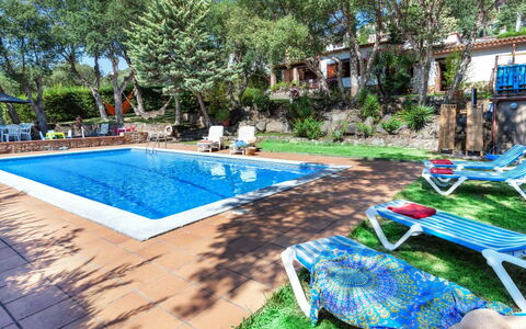 La Plaza: Schwimmbad, Eigentum, Freizeit, Resort, Urlaub, Grundeigentum, Gras, Freizeitzentrum, Haus, Gebäude