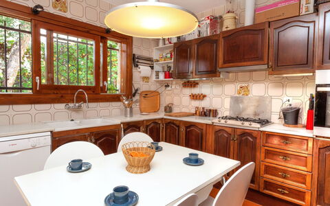 La Plaza: Countertop, Zimmer, Küche, Cabinetry, Möbel, Eigentum, Gebäude, Interior Design, Haus, Grundeigentum