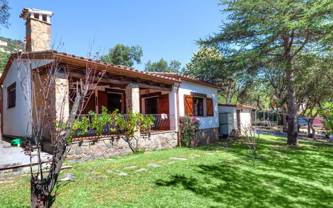 La Plaza: Eigentum, Haus, Zuhause, Grundeigentum, Gebäude, Hütte, Garten, Baum, Gras, Bauernhaus