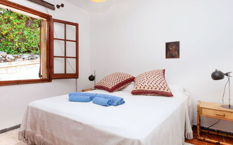 La Plaza: Schlafzimmer, Bett, Möbel, Zimmer, Eigentum, Bettdecke, Bettrahmen, Interior Design, Wand, Matratze
