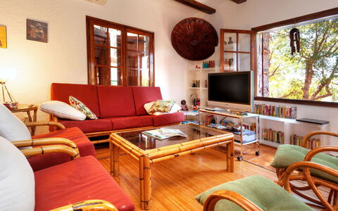 La Plaza: Couch, Tabelle, Möbel, Bilderrahmen, Eigentum, Gebäude, Fenster, Fernsehen, Holz, Wohnzimmer