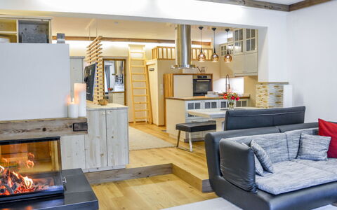 Apart Fassern: Möbel, Eigentum, Couch, Holz, Flooring, Interior Design, Fussboden, Wohnzimmer, Cabinetry, Bilderrahmen