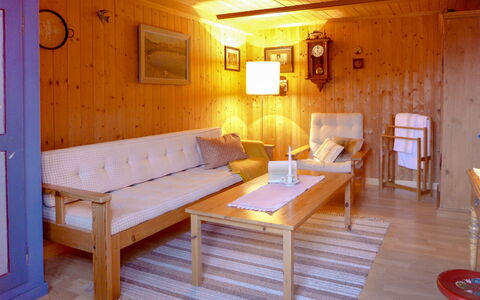 Chalet Esther: Zimmer, Möbel, Eigentum, Interior Design, Gebäude, Tabelle, Haus, Fussboden, Bett, Sauna