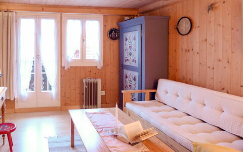 Chalet Esther: Zimmer, Eigentum, Möbel, Interior Design, Gebäude, Wohnzimmer, Haus, Tabelle, Zuhause, Grundeigentum