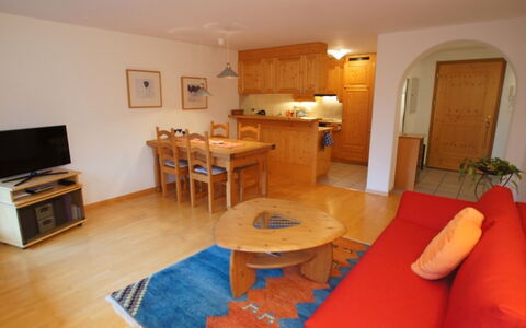 Ferienwohnung Trafögl: Tabelle, Möbel, Holz, Komfort, Couch, Interior Design, Flooring, Gebäude, Fussboden, Fernsehen