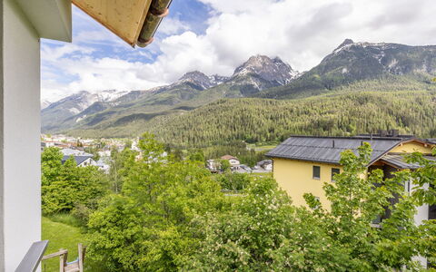 Ferienwohnung Wüest: Himmel, Wolke, Pflanze, Gebäude, Eigentum, Ökoregion, Berg, Grün, Fenster, Hochland