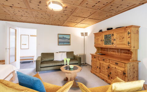 Ferienwohnung Wüest: Möbel, Eigentum, Couch, Komfort, Tabelle, Holz, Interior Design, Cabinetry, Wohnzimmer, Flooring