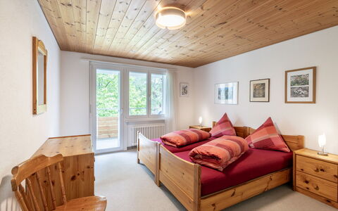 Ferienwohnung Wüest: Möbel, Eigentum, Gebäude, Holz, Komfort, Tabelle, Interior Design, Beleuchtung, Flooring, Fenster