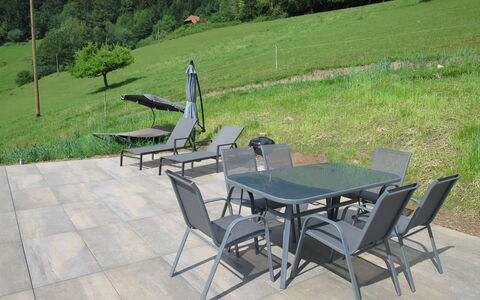 Schmalzenhof: Möbel, Tabelle, Gartenmöbel, Tisch Im Freien, Stuhl, Terrasse, Flagstone, Landscaping, Bank, Landschaft