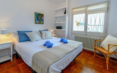 La Marina Blanca: Schlafzimmer, Möbel, Zimmer, Bett, Eigentum, Bettdecke, Interior Design, Fussboden, Bettrahmen, Blau