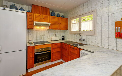 La Marina Blanca: Countertop, Zimmer, Eigentum, Küche, Cabinetry, Möbel, Orange, Interior Design, Gebäude, Fliese