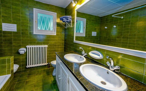 La Marina Blanca: Badezimmer, Grün, Zimmer, Eigentum, Interior Design, Decke, Gebäude, Armatur, Haus, Die Architektur