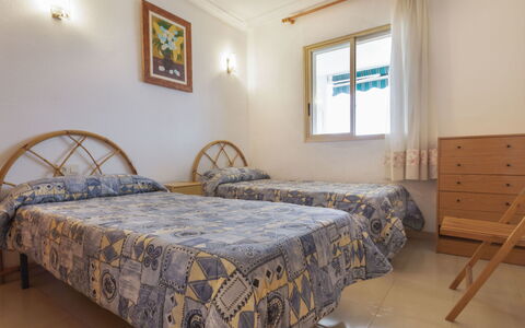 La Pineda 156: Schlafzimmer, Bett, Möbel, Eigentum, Zimmer, Bettdecke, Bettrahmen, Fussboden, Bedding, Grundeigentum