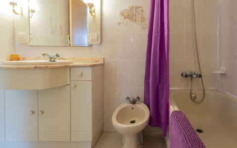 La Pineda 156: Badezimmer, Lila, Zimmer, Eigentum, Rosa, Armatur, Wand, Interior Design, Die Architektur, Toilette