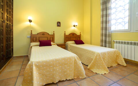 Azahara: Möbel, Bett, Zimmer, Schlafzimmer, Eigentum, Bettdecke, Bettrahmen, Interior Design, Matratze, Fussboden