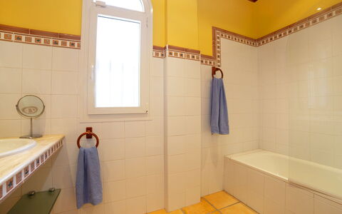 Azahara: Eigentum, Armatur, Badezimmer, Fenster, Gelb, Interior Design, Die Architektur, Gebäude, Badewanne
