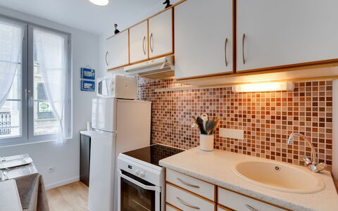 Carnot: Cabinetry, Sinken, Eigentum, Countertop, Möbel, Badezimmerschrank, Gebäude, Armatur, Zapfhahn, Fenster