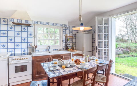 Kerlioret: Eigentum, Zimmer, Möbel, Küche, Gelb, Interior Design, Grundeigentum, Zuhause, Gebäude, Haus