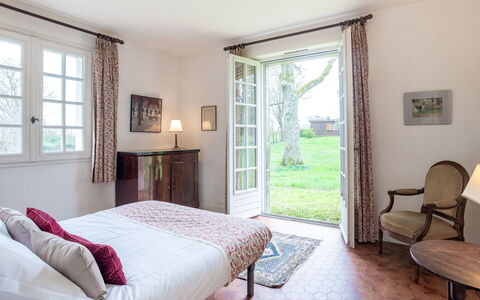 Kerlioret: Schlafzimmer, Möbel, Zimmer, Eigentum, Bett, Interior Design, Bettdecke, Bettrahmen, Gebäude, Fussboden