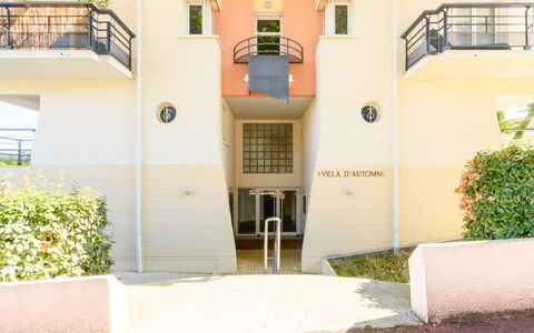Villa D'Automne: Pflanze, Eigentum, Gebäude, Fenster, Azurblau, Nachbarschaft, Linie, Wand, Urban Design