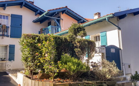 Etxe Tikia: Pflanze, Himmel, Fenster, Eigentum, Gebäude, Blau, Azurblau, Haus, Grundstueck