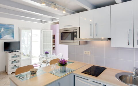 Etxe Tikia: Cabinetry, Spüle, Countertop, Sinken, Eigentum, Möbel, Weiss, Herd, Küchengerät, Küche