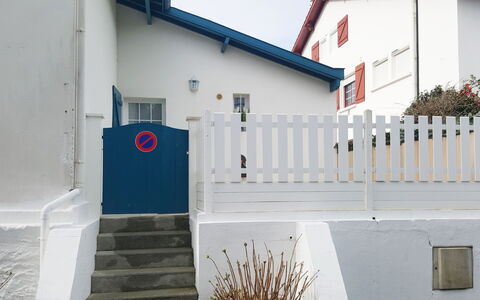 Etxe Tikia: Pflanze, Gebäude, Holz, Treppe, Himmel, Fenster, Fassade, Zaun, Haus, Abstellgleis