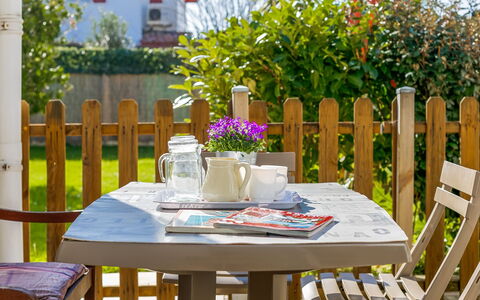 Etxe Tikia: Tabelle, Blume, Pflanze, Möbel, Eigentum, Stuhl, Tisch Im Freien, Fenster, Geschirr, Tischdecke