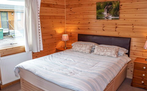 Osprey Lodge: Möbel, Eigentum, Gebäude, Fenster, Komfort, Cabinetry, Holz, Bettrahmen, Bett, Interior Design