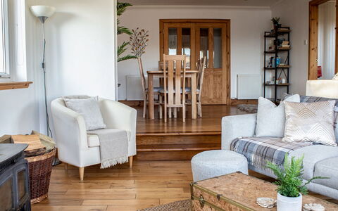 Bay View: Möbel, Tabelle, Pflanze, Bilderrahmen, Gebäude, Komfort, Holz, Couch, Kissen, Interior Design
