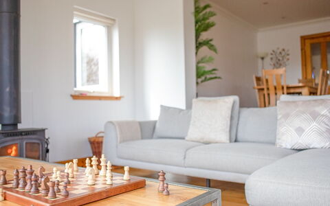 Bay View: Tabelle, Eigentum, Möbel, Couch, Bilderrahmen, Interior Design, Holz, Fenster, Die Architektur, Fussboden