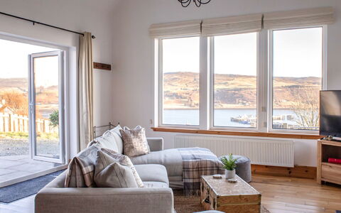 Bay View: Möbel, Eigentum, Fenster, Couch, Gebäude, Schatten, Holz, Interior Design, Tabelle