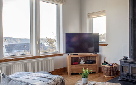Bay View: Gebäude, Möbel, Eigentum, Fenster, Komfort, Holz, Interior Design, Textil, Couch, Fernsehen