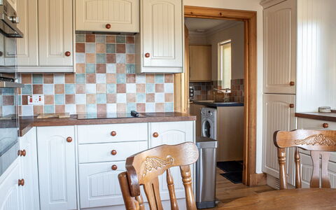 Bay View: Cabinetry, Möbel, Countertop, Küche, Holz, Stuhl, Küchengerät, Interior Design, Schublade, Gebäude
