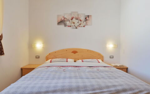 Fabio Deluca: Möbel, Eigentum, Komfort, Gebäude, Holz, Bettrahmen, Textil, Orange, Interior Design, Bett