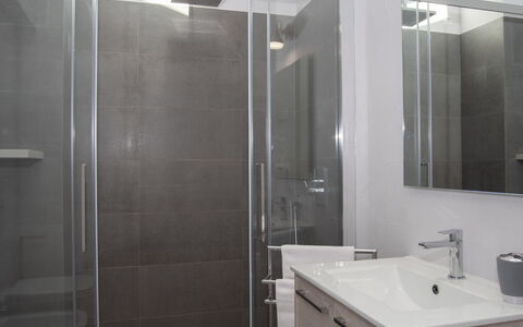 Asfodelo: Spiegel, Sinken, Eigentum, Armatur, Zapfhahn, Gebäude, Badezimmer, Bad Sink, Interior Design