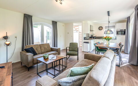 Citta Romana: Möbel, Eigentum, Tabelle, Couch, Bilderrahmen, Interior Design, Stuhl, Komfort, Holz, Beleuchtung