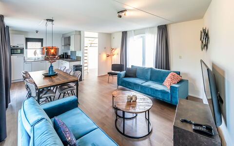 Citta Romana: Couch, Tabelle, Möbel, Eigentum, Bilderrahmen, Komfort, Blau, Azurblau, Kissen, Interior Design