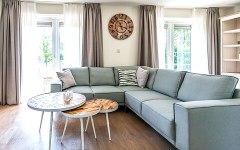 Citta Romana: Wohnzimmer, Möbel, Zimmer, Interior Design, Couch, Eigentum, Kaffetisch, Grün, Tabelle, Fussboden
