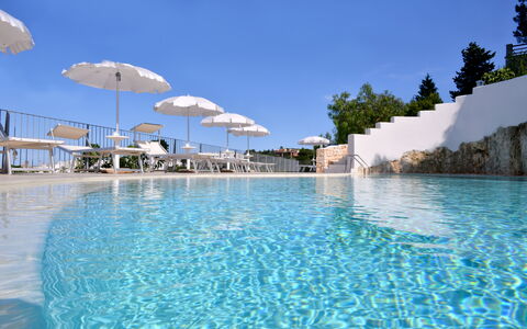 Residence Montesarago: Wasser, Himmel, Schwimmbad, Azurblau, Blau, Regenschirm, Pflanze, Baum, Schatten, Gartenmöbel