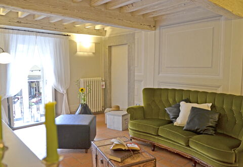 Appartamento Tommasi Fierli: Wohnzimmer, Zimmer, Eigentum, Möbel, Interior Design, Gebäude, Gelb, Decke, Haus, Wand