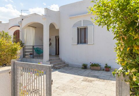 Villa Fontanelle: Pflanze, Eigentum, Gebäude, Himmel, Fenster, Azurblau, Wolke, Tür, Die Architektur, Strassenbelag