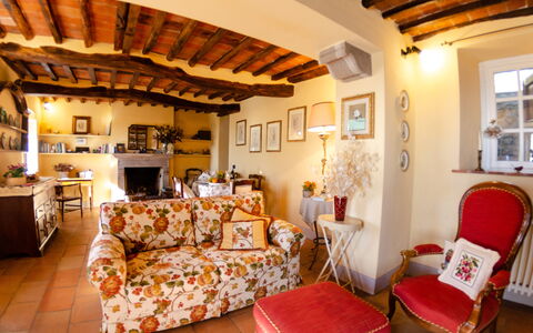 La Casa Del Sole: Eigentum, Zimmer, Gebäude, Möbel, Wohnzimmer, Haus, Grundeigentum, Decke, Interior Design, Zuhause