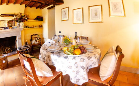 La Casa Del Sole: Esszimmer, Zimmer, Eigentum, Möbel, Interior Design, Tabelle, Gelb, Gebäude, Grundeigentum, Restaurant