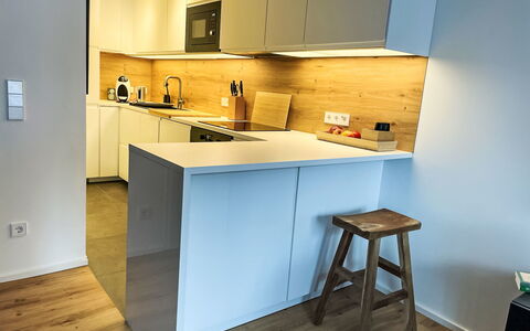 Auszeit: Countertop, Küche, Möbel, Interior Design, Flooring, Cabinetry, Küchengerät, Fussboden, Holz, Major Appliance