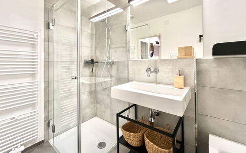 Auszeit: Flooring, Fussboden, Interior Design, Armatur, Badezimmer, Toilette, Installation, Möbel, Zimmer, Sinken