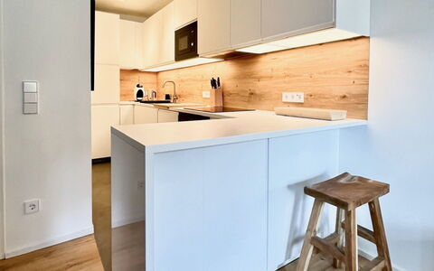 Auszeit: Countertop, Möbel, Interior Design, Küche, Flooring, Cabinetry, Fussboden, Wand, Holz, Küchengerät