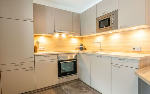 Aileen: Eigentum, Zimmer, Cabinetry, Küche, Countertop, Möbel, Interior Design, Gebäude, Haus, Grundeigentum